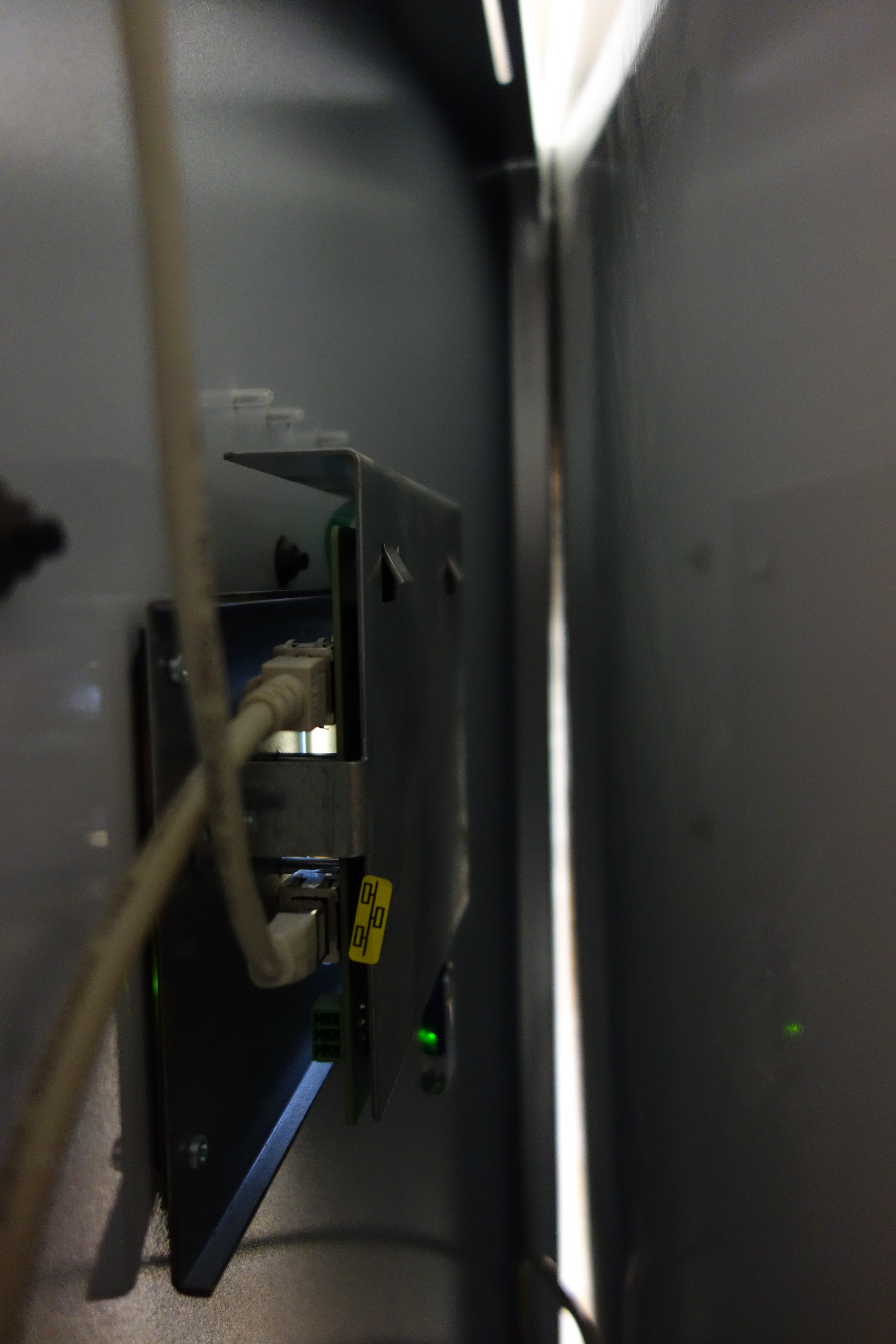 Bild 4: RJ45 Port ebenfalls auf der Rückseite der Frontblende. Der Anschluß darüber verbindet die Steuerung mit der Hauptplatine