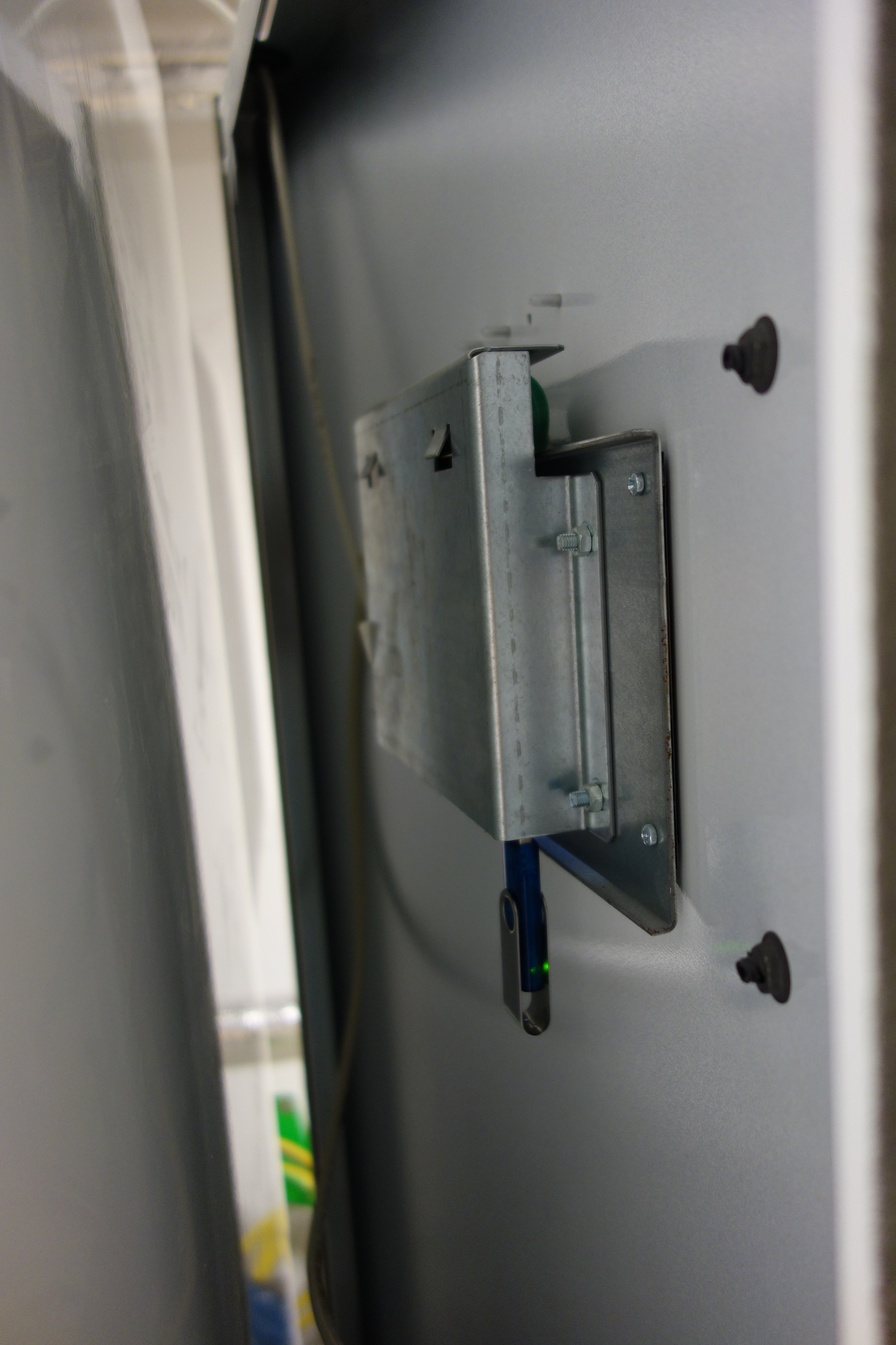 Bild 3: USB-Port auf der Rückseite der Frontblende