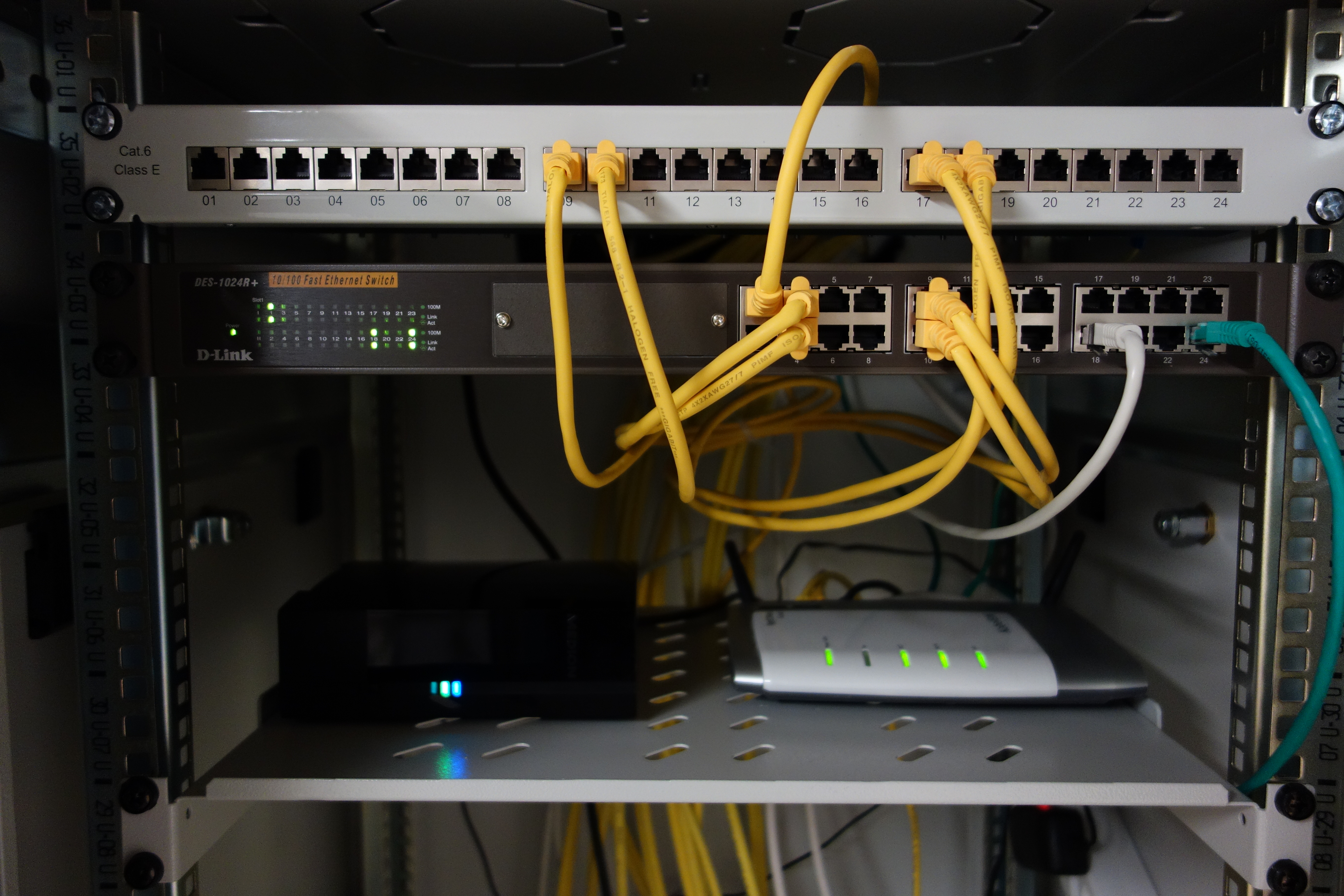 Bild 14: Patch-Feld, Switch und Fritzbox Router
